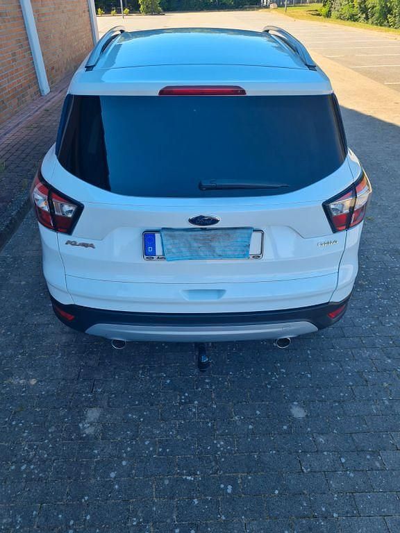 Gebraucht Ford Kuga Titanium 179 PS (131 kW) 2017 Weiß SUV