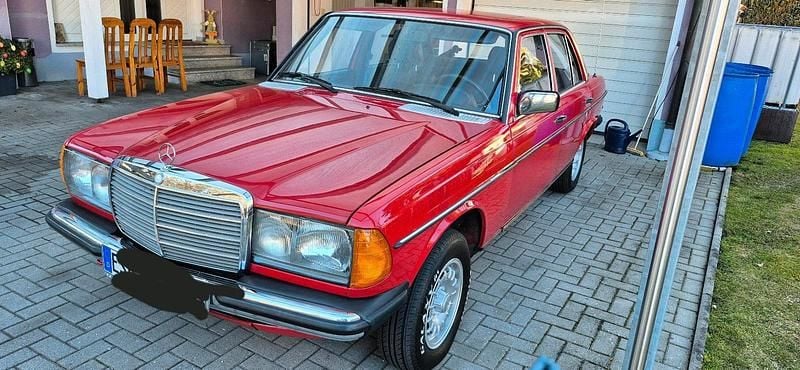 Gebraucht Mercedes E230 136 PS (100 kW) 1984 Rot Limousine