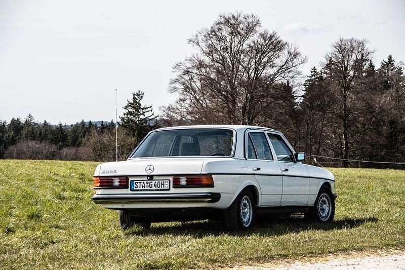 Gebraucht Mercedes E230 131 PS (96 kW) 1984 Weiß Limousine