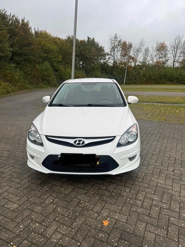 Weiß Gebraucht 2012 Hyundai i30 Limousine | 4.350 € (Guter Preis) - Bild 1/4
