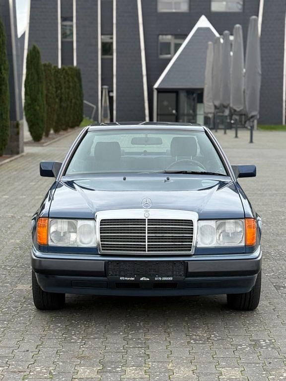 Gebraucht Mercedes E300 179 PS (131 kW) 1991 Blau Coupé