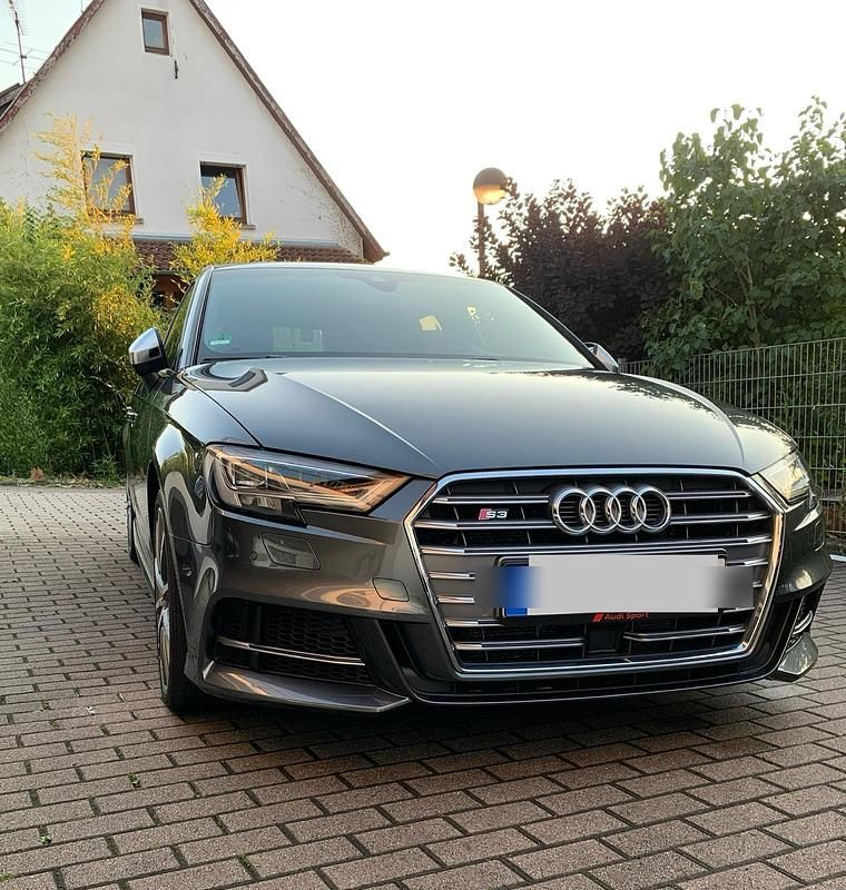 Grau Gebraucht 2017 Audi S3 Sportback Design Kleinwagen | 27.500 € (Fairer Preis) - Bild 1/4