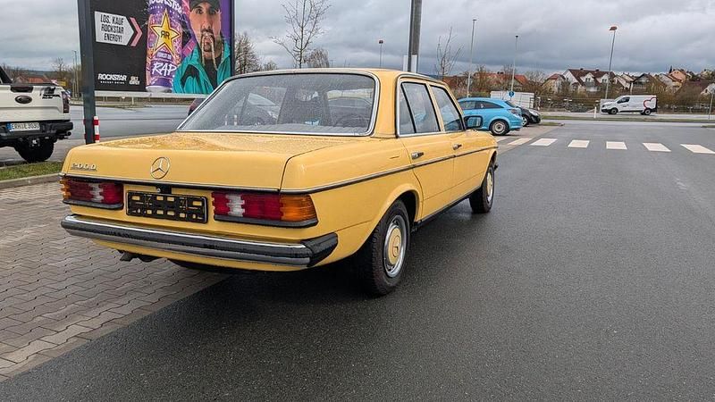 Gebraucht Mercedes 200 54 PS (39 kW) 1978 Gelb Limousine