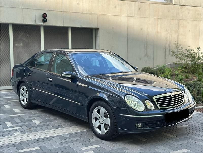 Blau Gebraucht 2004 Mercedes E220 Avantgarde Limousine | 2.950 € (Fairer Preis) - Bild 1/4