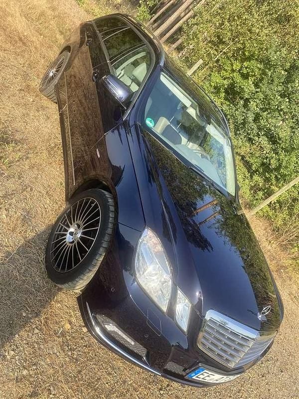 Blau Gebraucht 2010 Mercedes E250 Elegance Kombi | 11.000 € (Fairer Preis) - Bild 1/4
