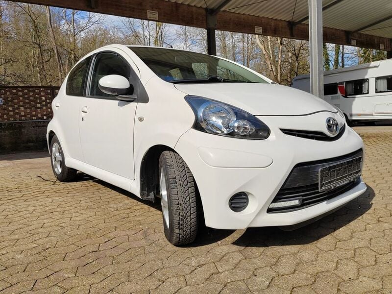 Weiß Gebraucht 2014 Toyota Aygo Cool Kleinwagen | 6.900 € (Guter Preis) - Bild 1/4