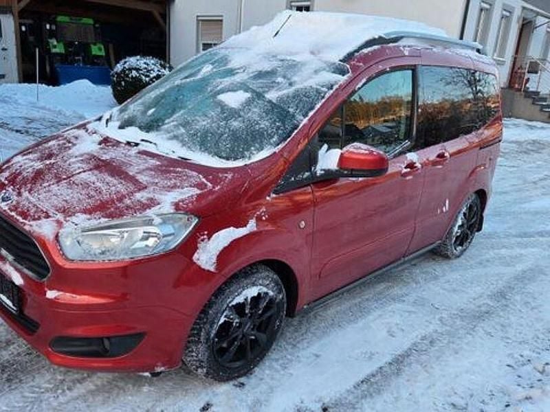 Rot Gebraucht 2016 Ford Tourneo Courier Titanium Van / Kleinbus | 3.990 € (Superpreis) - Bild 1/4