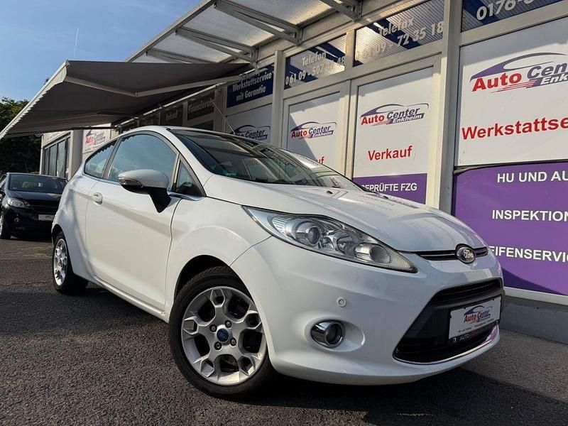 Weiß Gebraucht 2012 Ford Fiesta Titanium Kleinwagen | 3.499 € (Fairer Preis) - Bild 1/4