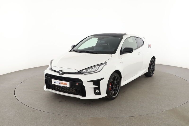 Weiß Gebraucht 2022 Toyota Yaris Limousine | 31.690 € (Guter Preis) - Bild 1/4