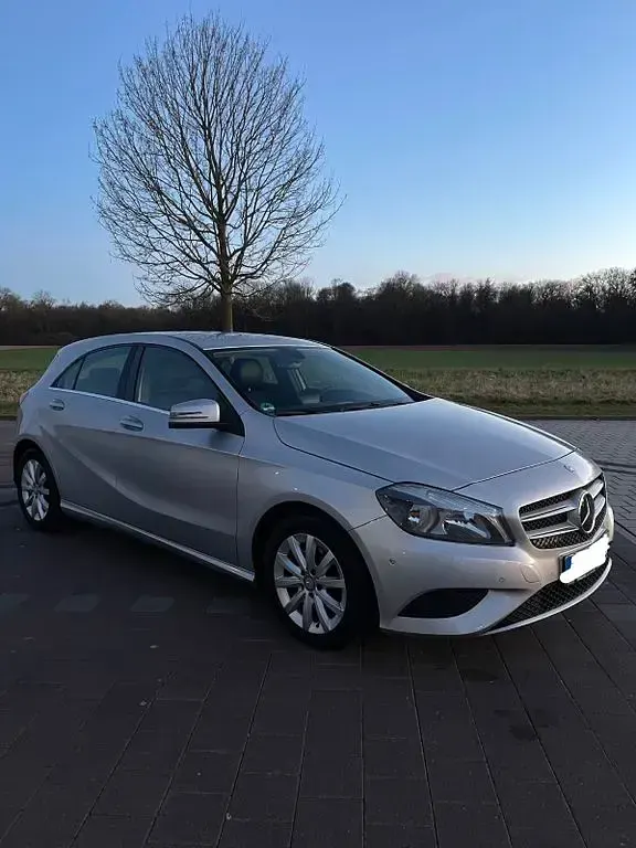 Gebraucht Mercedes A180 122 PS (89 kW) 2012 Silber Limousine