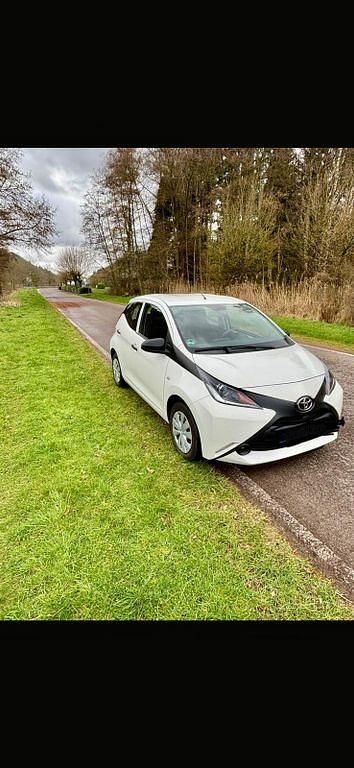 Gebraucht Toyota Aygo 69 PS (50 kW) 2016 Weiß Kleinwagen