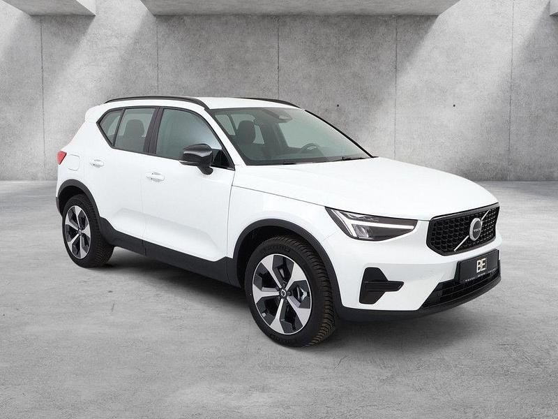 Neu Volvo XC40 Plus 163 PS (119 kW) 2025 Weiß SUV