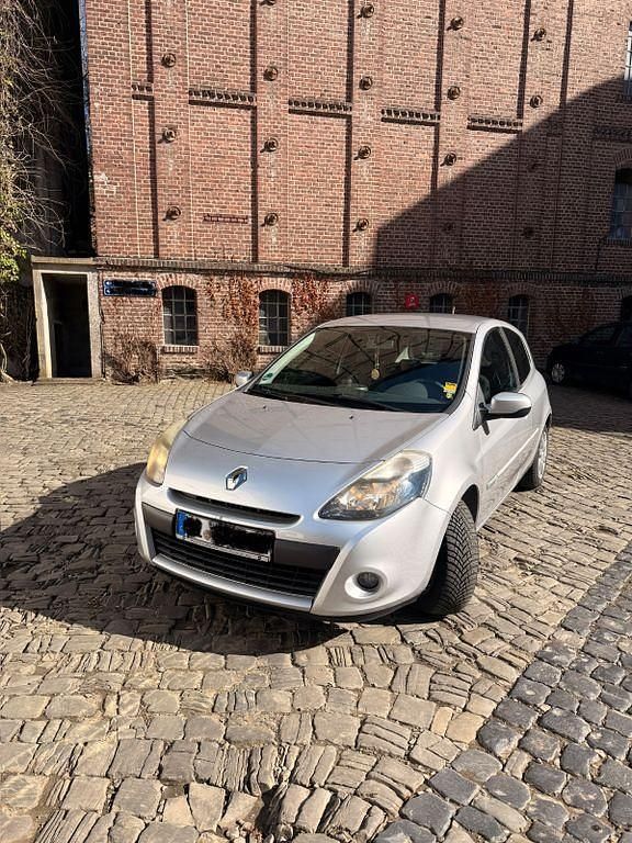 Gebraucht Renault Clio II Night&Day 75 PS (55 kW) 2011 Silber Limousine