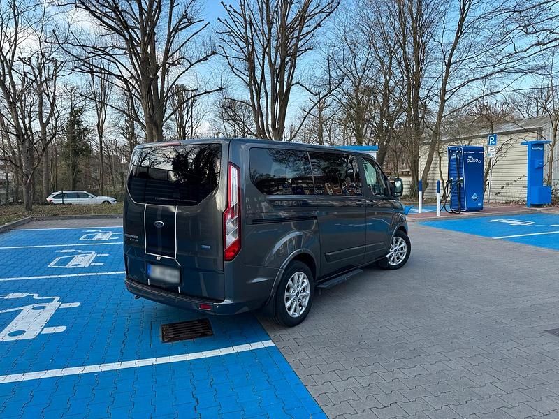 Gebraucht Ford Tourneo 131 PS (96 kW) 2018 Grau Van / Kleinbus