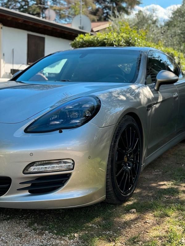 Silber Gebraucht 2011 Porsche Panamera S E-Hybrid Sport Limousine | 34.900 € - Bild 1/4