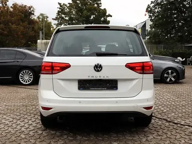 Gebraucht VW Touran Highline 150 PS (110 kW) 2022 Weiß Van / Kleinbus