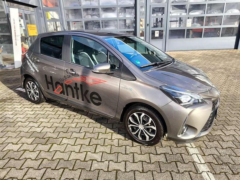 Gebraucht Toyota Yaris Hybrid Team 73 PS (53 kW) 2020 Grey metallic Limousine