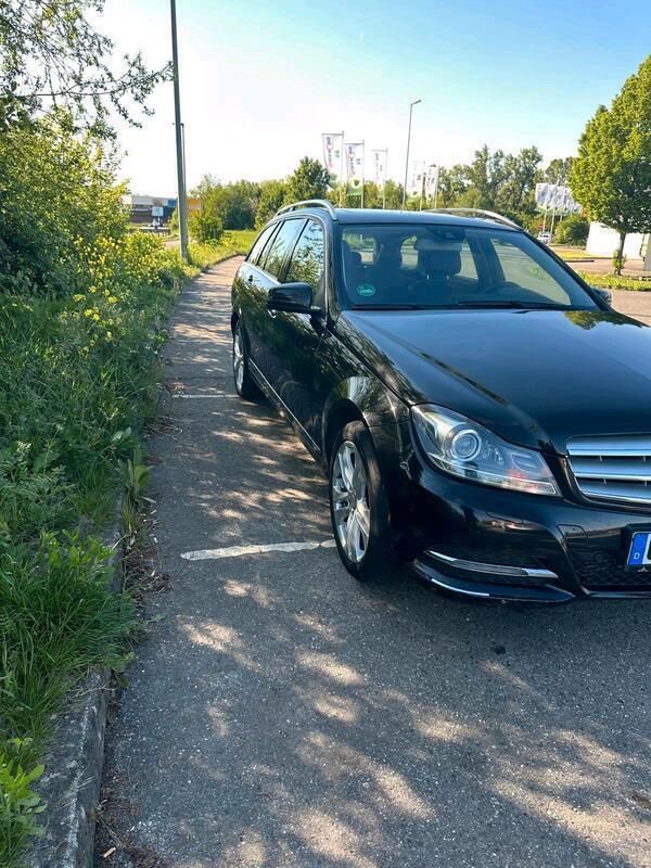 Schwarz Gebraucht 2013 Mercedes C180 Avantgarde Edition Limousine | 15.000 € - Bild 1/4