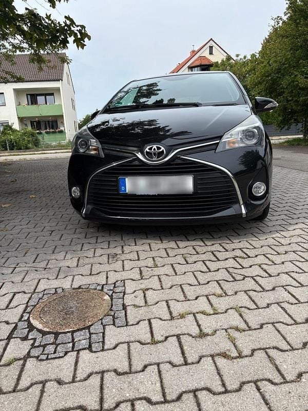 Schwarz Gebraucht 2015 Toyota Yaris Comfort Kleinwagen | 9.300 € (Fairer Preis) - Bild 1/4