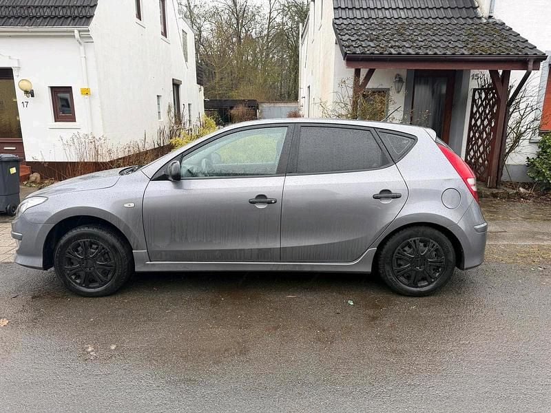 Gebraucht Hyundai i30 109 PS (80 kW) 2012 Grau Kleinwagen