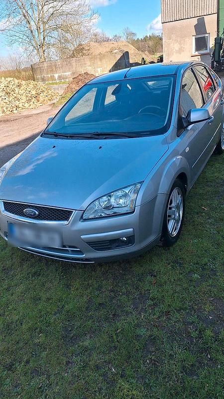 Gebraucht Ford Focus Ghia 100 PS (73 kW) 2005 Silber Limousine