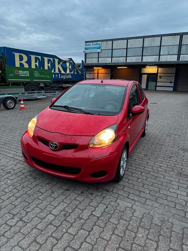 Rot Gebraucht 2011 Toyota Aygo Kleinwagen | 2.750 € (Etwas zu teuer) - Bild 1/4