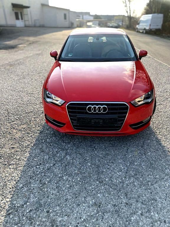 Gebraucht Audi A3 Ambiente 122 PS (89 kW) 2013 Rot Limousine