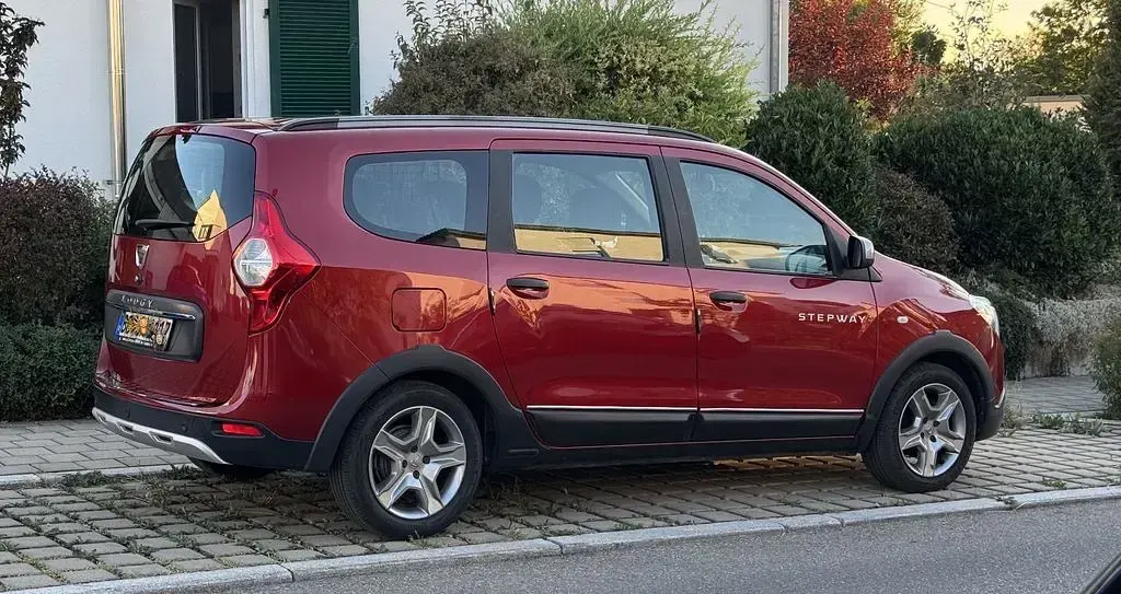 Gebraucht Dacia Lodgy Stepway 131 PS (96 kW) 2019 Rot Van / Kleinbus