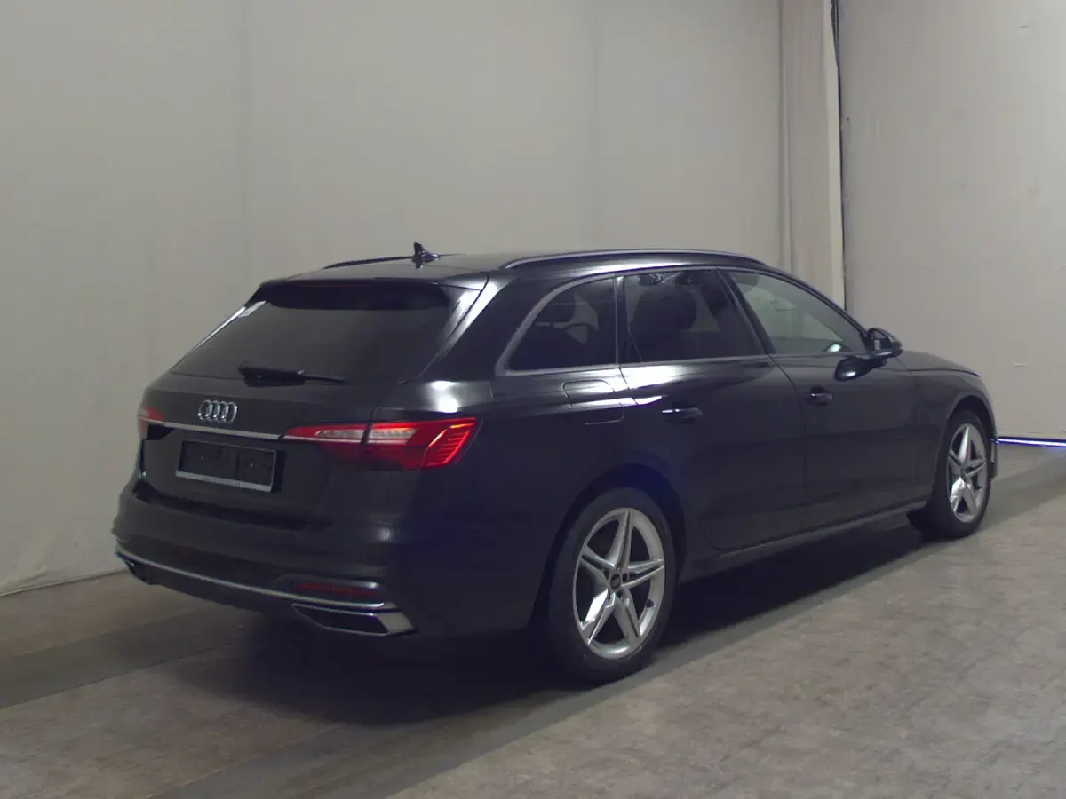 Gebraucht Audi A4 Advanced 204 PS (150 kW) 2022 Schwarz Kombi