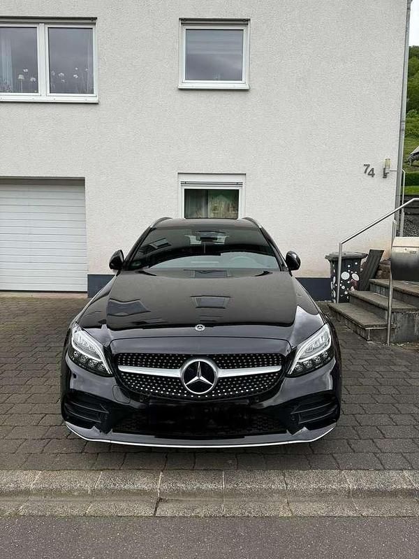 Schwarz Gebraucht 2018 Mercedes C300 AMG line Kombi | 29.500 € (Teuer) - Bild 1/4
