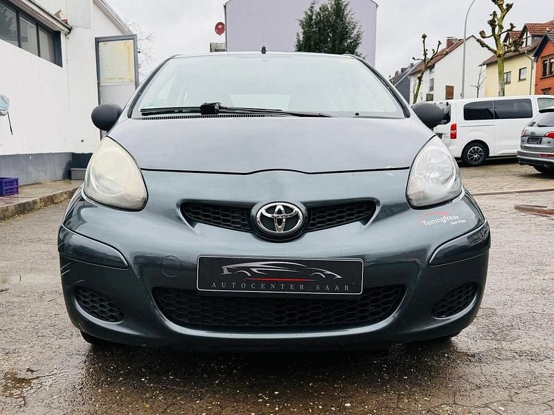 Gebraucht Toyota Aygo Basis 68 PS (50 kW) 2010 Grau Kleinwagen