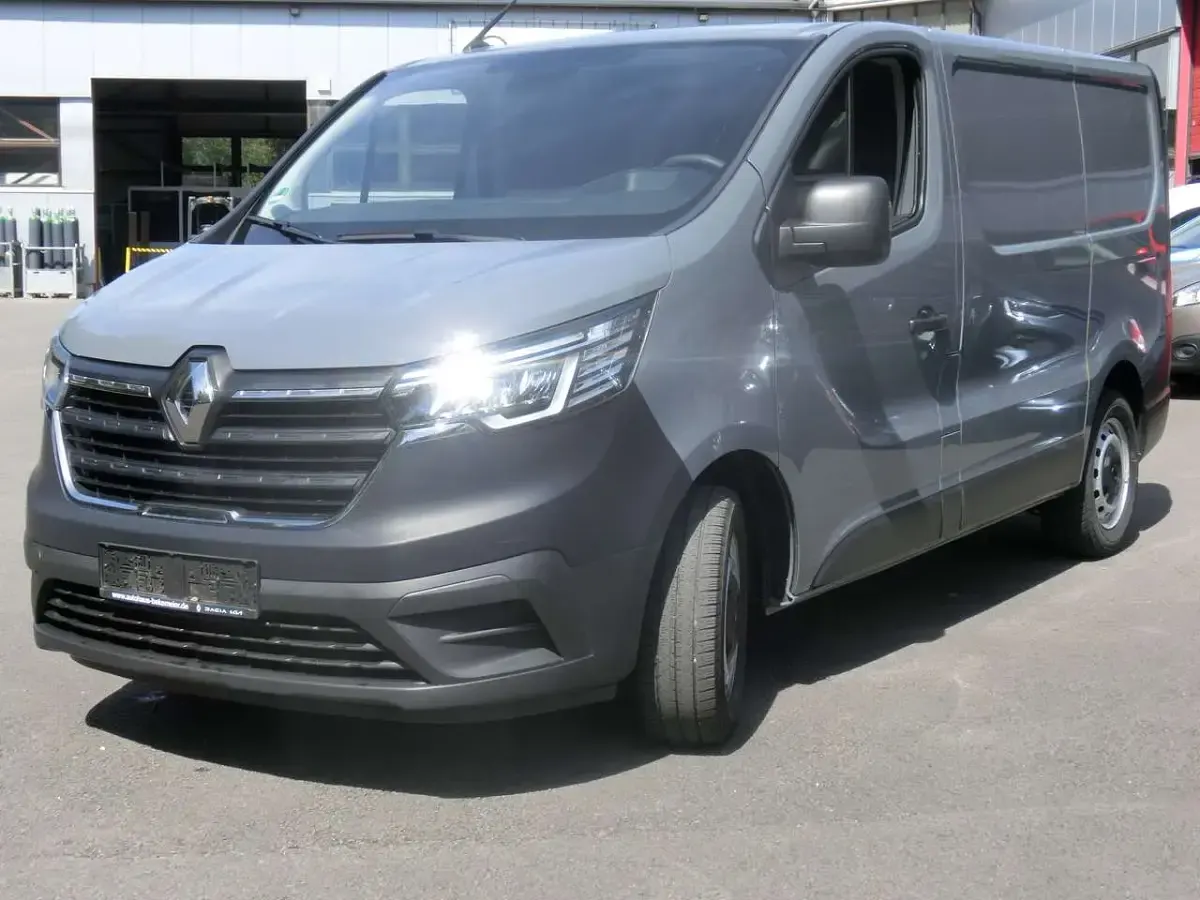 Gebraucht Renault Trafic Komfort 110 PS (80 kW) 2023 Asphalt  grau  uni Van / Kleinbus
