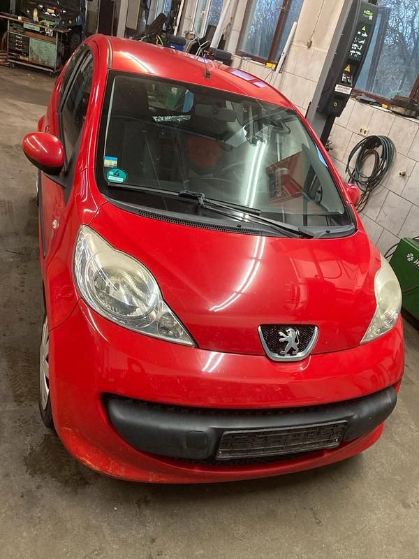 Rot Gebraucht 2008 Peugeot 107 Kleinwagen | 800 € (Superpreis) - Bild 1/4