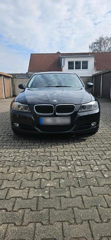 Gebraucht BMW 320 184 PS (135 kW) 2010 Schwarz Limousine