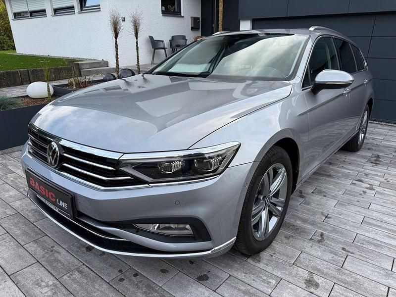 Silber Gebraucht 2023 VW Passat Elegance Kombi | 21.450 € - Bild 1/4