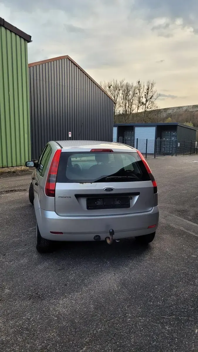 Gebraucht Ford Fiesta 80 PS (58 kW) 2005 Silber Kleinwagen