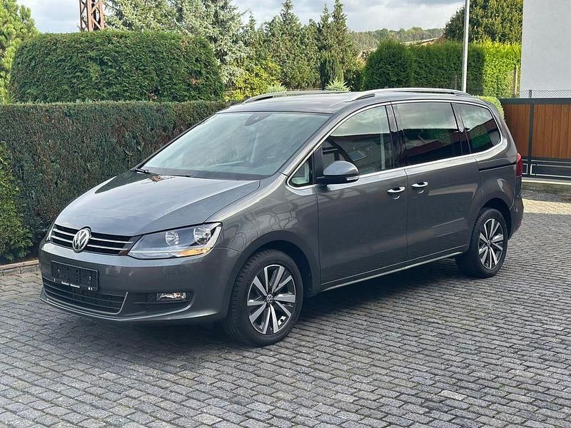 Grau Gebraucht 2019 VW Sharan Comfortline Van / Kleinbus | 19.890 € (Guter Preis) - Bild 1/4