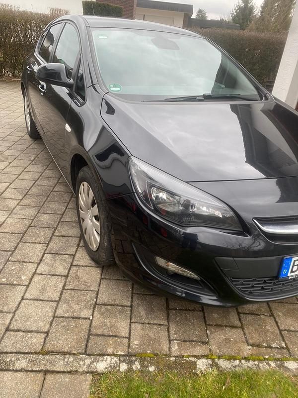 Gebraucht Opel Astra 140 PS (102 kW) 2014 Schwarz Limousine