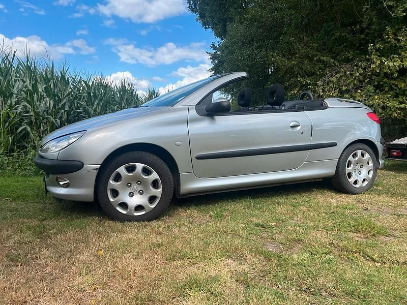 Silber Gebraucht 2003 Peugeot 206 CC Cabrio | 1.400 € - Bild 1/4