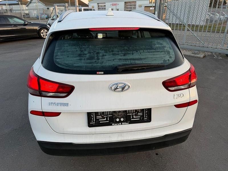 Gebraucht Hyundai i30 Trend 120 PS (88 kW) 2017 Weiß Limousine