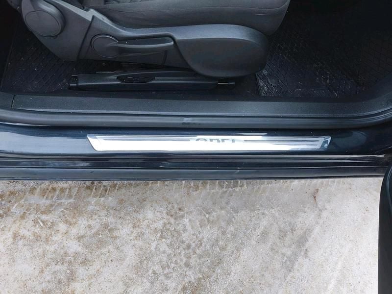 Gebraucht Opel Astra GTC 140 PS (102 kW) 2013 Schwarz Limousine