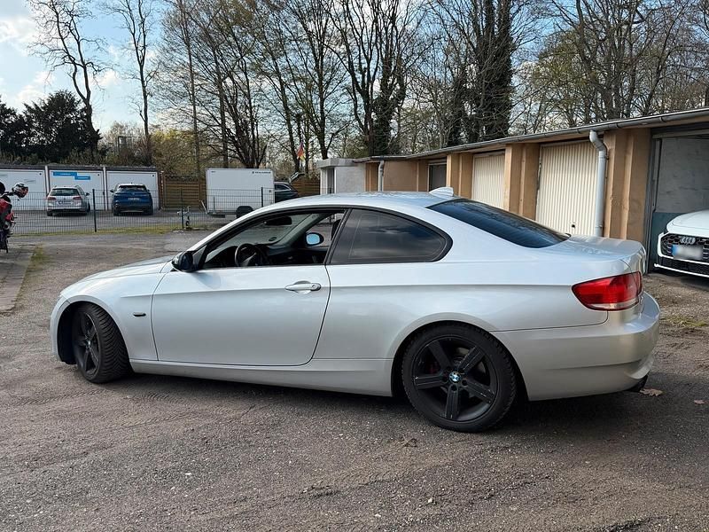 Gebraucht BMW 320 170 PS (125 kW) 2007 Silber Coupé