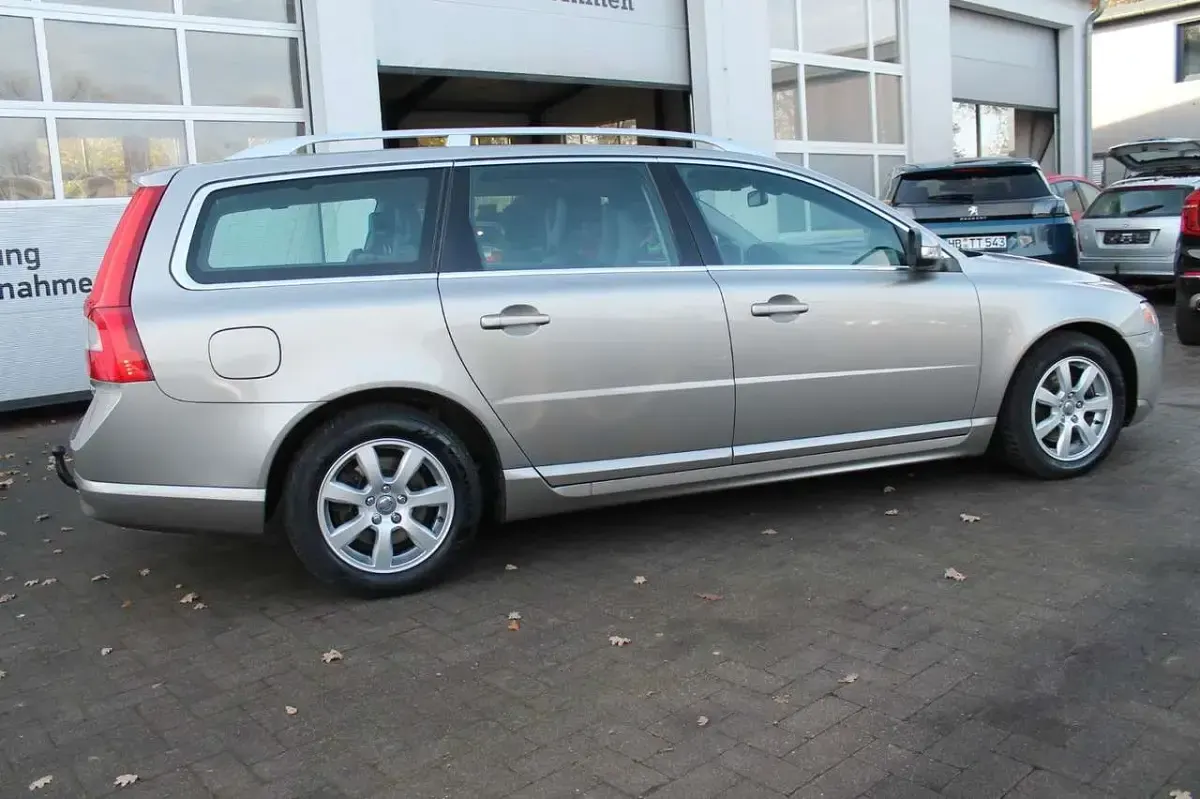 Gebraucht Volvo V70 Summum 109 PS (80 kW) 2010 Gold Kombi
