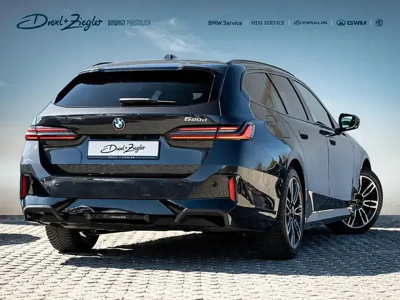 Gebraucht BMW 520 M Sport 197 PS (144 kW) 2025 Sophistograu brillanteffekt metallic Kombi