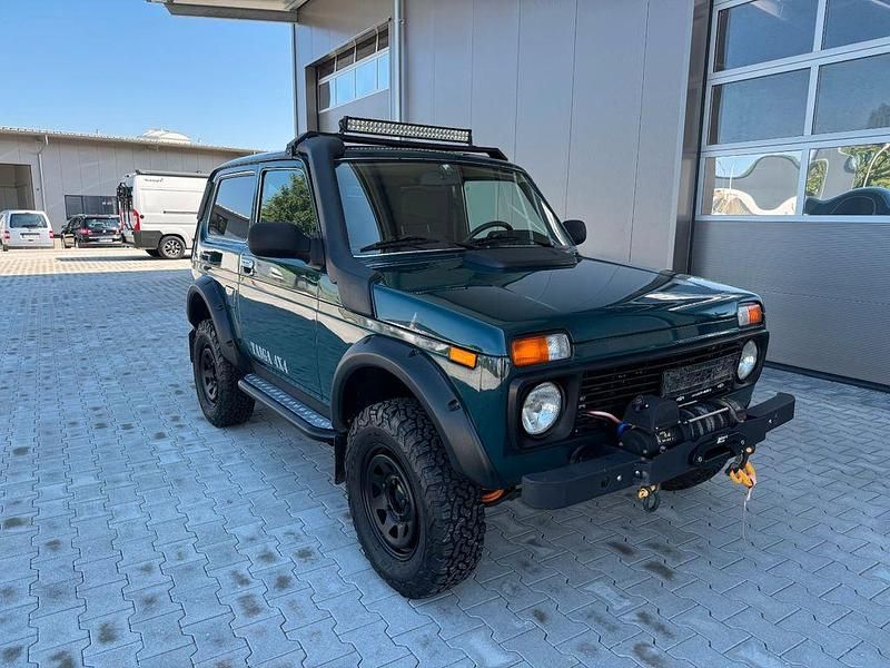 Grün Gebraucht 2011 Lada niva SUV | 13.950 € - Bild 1/4