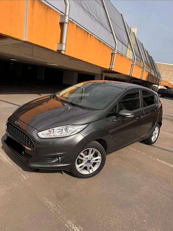 Gebraucht Ford Fiesta Celebration 80 PS (58 kW) 2017 Grau Kleinwagen