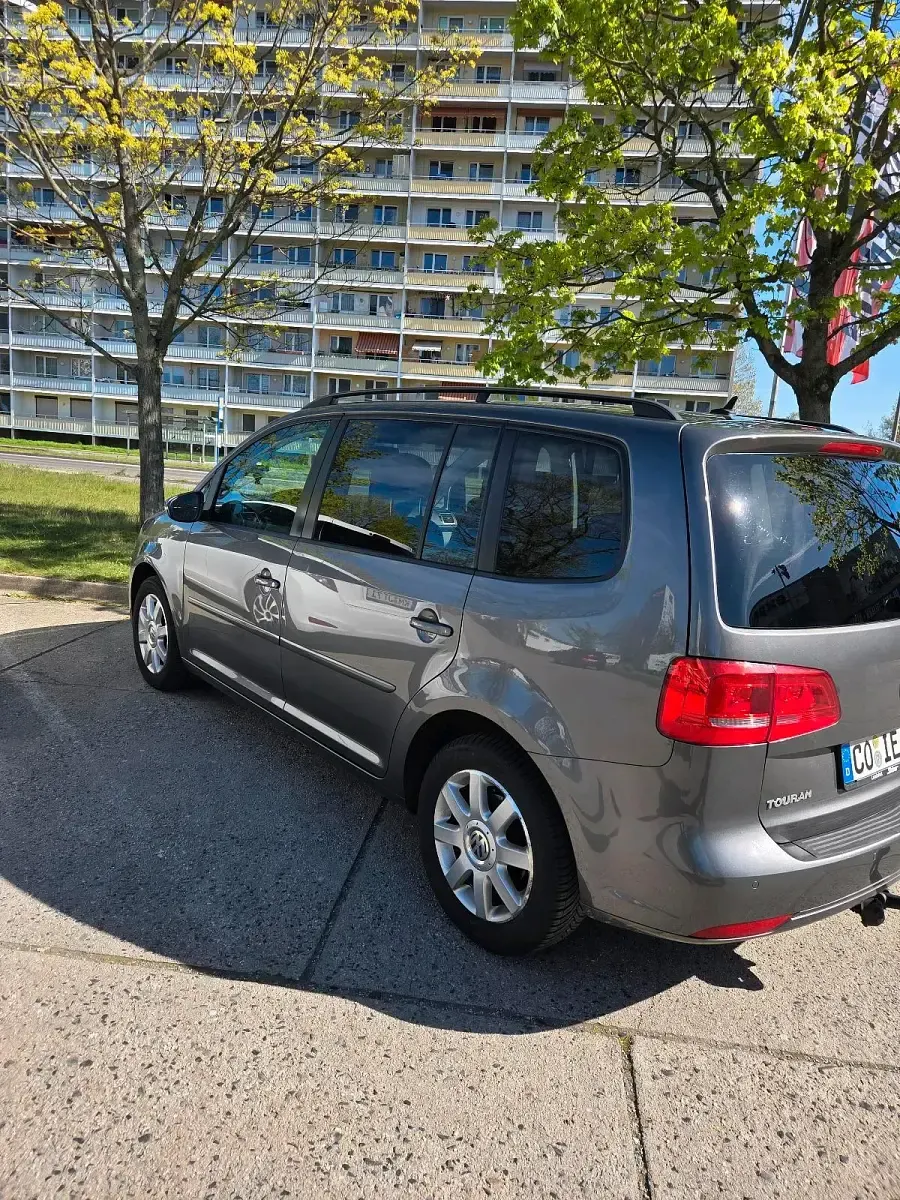 Gebraucht VW Touran Comfortline 140 PS (102 kW) 2014 Grau Van / Kleinbus