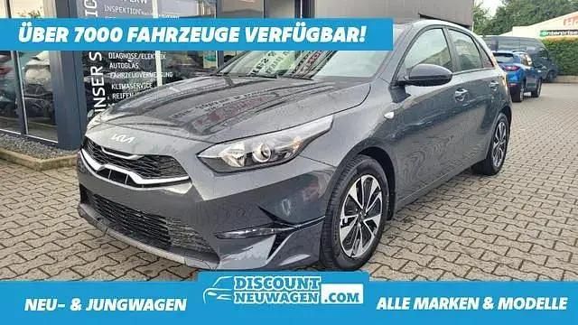 Penta grau h8g Neu 2025 Kia Ceed Limousine | 24.790 € (Fairer Preis) - Bild 1/4