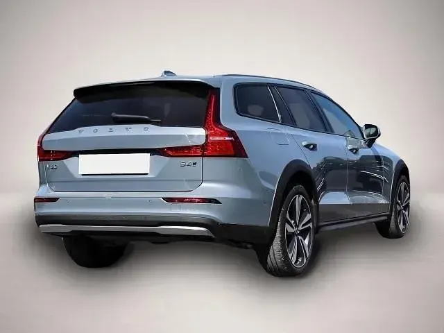 Gebraucht Volvo V60 CC Plus 197 PS (144 kW) 2023 Manufacturer Kombi