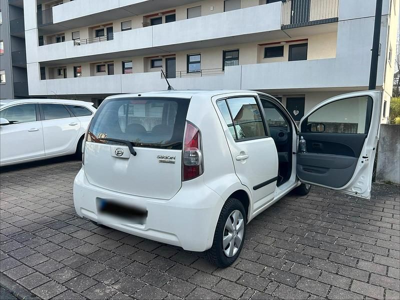Gebraucht Daihatsu Sirion 70 PS (51 kW) 2007 Weiß Kleinwagen
